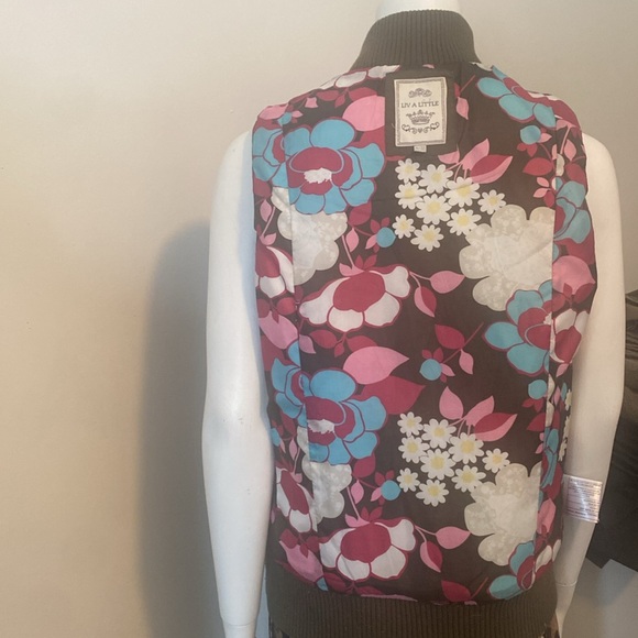 Quilted Vest  Size  12-14 XL Sage Color Floral Lining - Picture 11 of 12